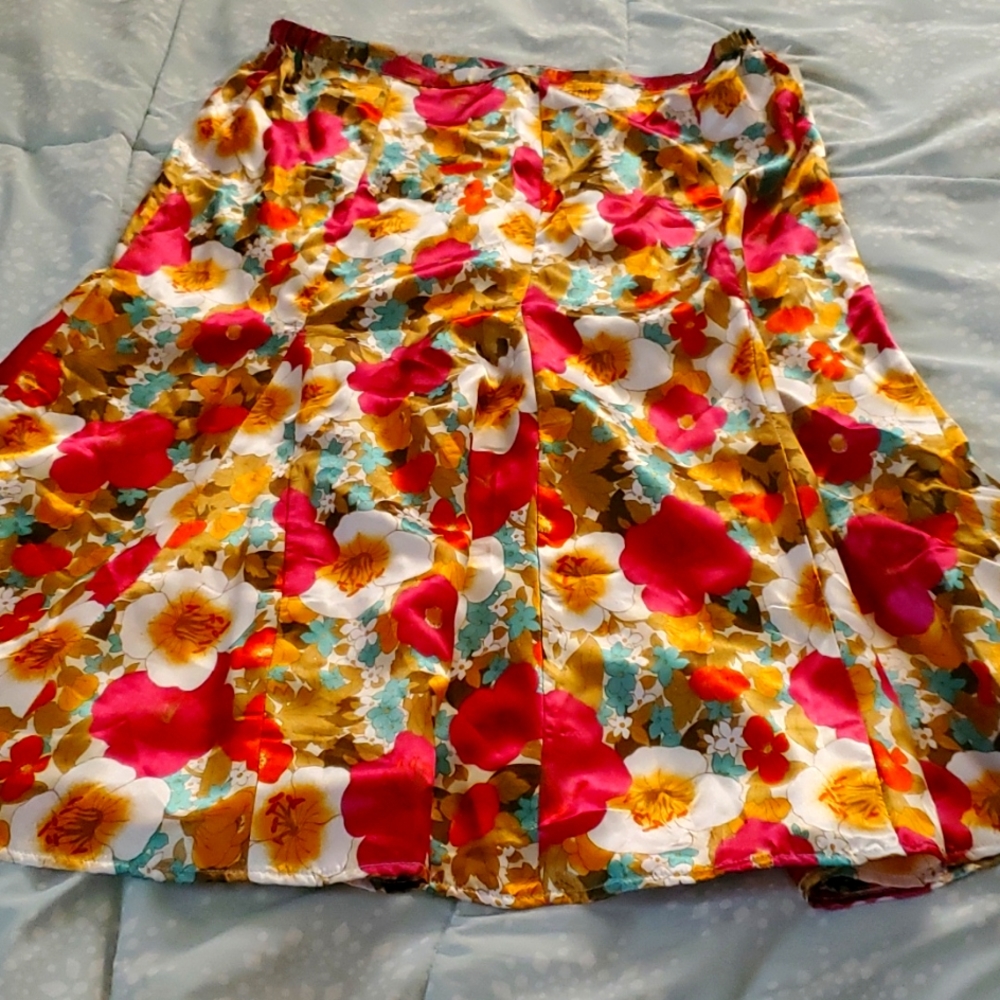 Womens flowery silky skirt size M.